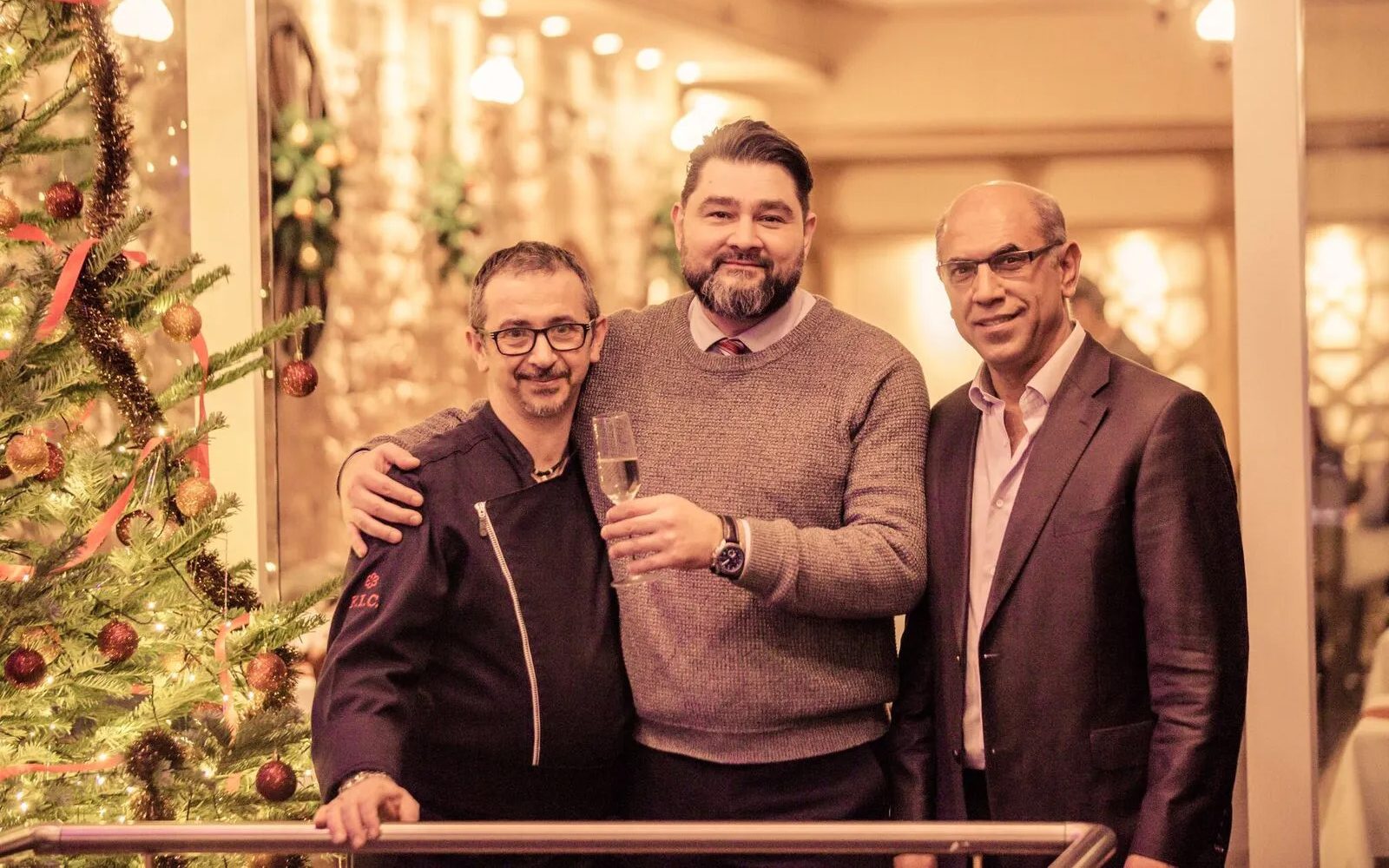 Gastronomieberater Erdem Türkmen (Mitte) mit zwei Gastronomen bei einer Veranstaltung